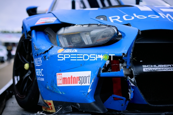 Beschädigtes Fahrzeug in der Boxengasse