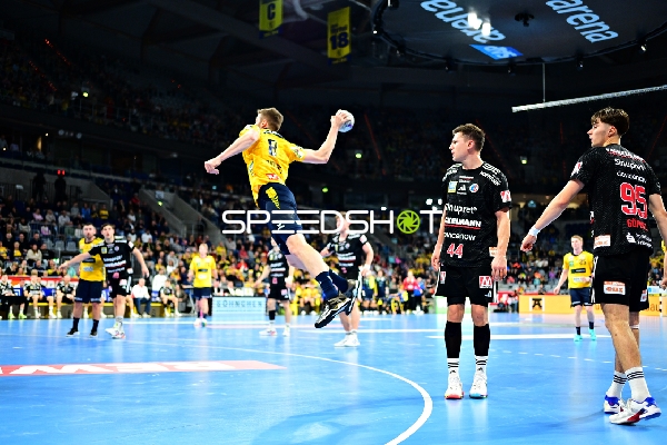 Tim Gommel (95; HC Erlangen) und Christoph Steinert (44; HC Erlangen) verteidigen gegen 8; Rhein Neckar Löwen und Steven Plucnar Jacobsen (9; Rhein Neckar Löwen)