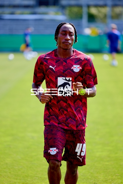 RB Leipzig Joyeux Masanka Bungi (49; RB Leipzig) im Aufwärmtrikot