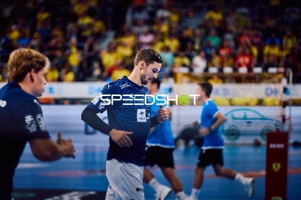 Das Bild zeigt Spieler beider Teams beim Aufwärmen.