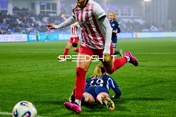 Intensiver Zweikampf um Ball