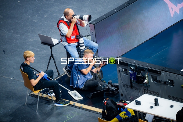 Teamfotograf Max Krause (104; Rhein Neckar Löwen) am Spielfeldrand