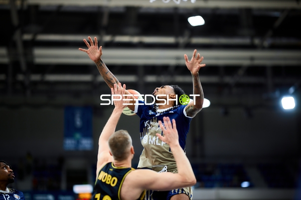 Osun Osunniyi (12; MLP Academics Heidelberg) blockt