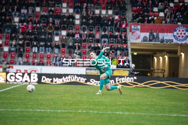 Torwart Lorenz Otto (1; FC Rot Weiß Erfurt) am Ball