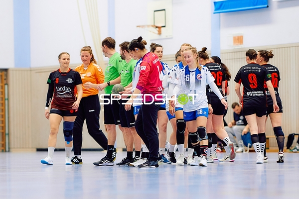 Begrüßung der Spielerinnen beim Handballspiel