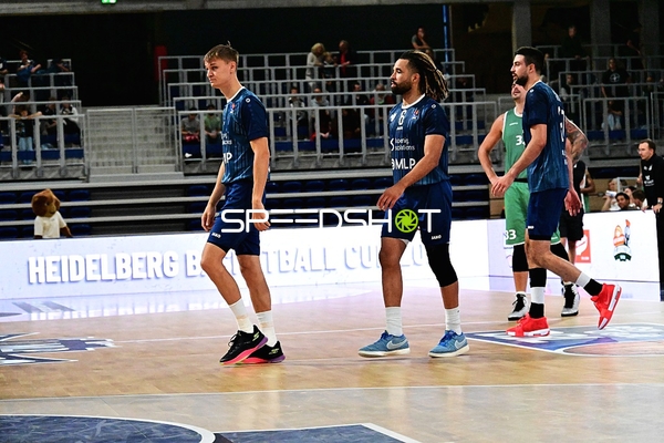 Drei Spieler auf dem Court