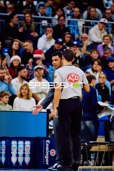 Diskussion zwischen einem Trainer und einem Schiedsrichter