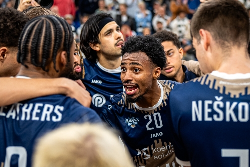 Szene mit Michael Weathers (20; MLP Academics Heidelberg) und Dusan Neskovic (7; MLP Academics Heidelberg)