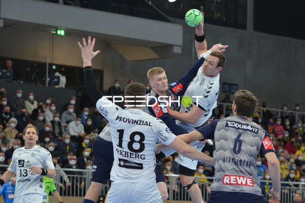 Handball I Herren I Saison 2021-2022 I DHB-Pokal I Viertelfinale I Rhein-Neckar Löwen - THW Kiel I 06.02.2022 Sander Sagosen (#5, THW Kiel) beim pass auf Niclas Ekberg (#18, THW Kiel) gegen Niclas Kirkelokke (#6, Rhein-Neckar Löwen) und Ymir Örn Gislason (#33, Rhein-Neckar Löwen)
Ort: Heidelberg, Germany
Datum: 06.02.2022 - David Móré