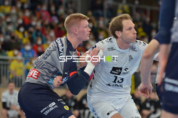 Handball I Herren I Saison 2021-2022 I DHB-Pokal I Viertelfinale I Rhein-Neckar Löwen - THW Kiel I 06.02.2022 Steffen Weinhold (#13, THW Kiel) im Zweikampf mit Ymir Örn Gislason (#33, Rhein-Neckar Löwen)
Ort: Heidelberg, Germany
Datum: 06.02.2022