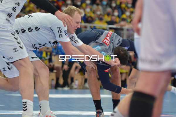 Handball I Herren I Saison 2021-2022 I DHB-Pokal I Viertelfinale I Rhein-Neckar Löwen - THW Kiel I 06.02.2022 Patrick Groetzki (#24, Rhein-Neckar Löwen) gegen Patrick Wiencek (#17, THW Kiel) im Zweikampf
Ort: Heidelberg, Germany
Datum: 06.02.2022