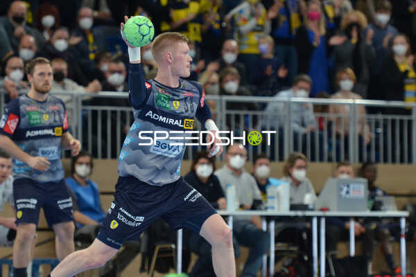 Handball I Herren I Saison 2021-2022 I DHB-Pokal I Viertelfinale I Rhein-Neckar Löwen - THW Kiel I 06.02.2022 Ymir Örn Gislason (#33, Rhein-Neckar Löwen) beim Pass
Ort: Heidelberg, Germany
Datum: 06.02.2022