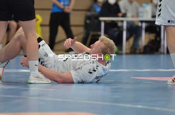 Handball I Herren I Saison 2021-2022 I DHB-Pokal I Viertelfinale I Rhein-Neckar Löwen - THW Kiel I 06.02.2022 Patrick Wiencek (#17, THW Kiel) nach einem Foul am Boden
Ort: Heidelberg, Germany
Datum: 06.02.2022