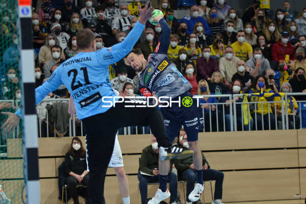 Handball I Herren I Saison 2021-2022 I DHB-Pokal I Viertelfinale I Rhein-Neckar Löwen - THW Kiel I 06.02.2022 Patrick Groetzki (#24, Rhein-Neckar Löwen) beim Wurf gegen Dario Quenstedt (#21, THW Kiel)
Ort: Heidelberg, Germany
Datum: 06.02.2022
