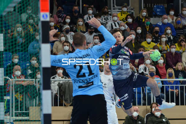 Handball I Herren I Saison 2021-2022 I DHB-Pokal I Viertelfinale I Rhein-Neckar Löwen - THW Kiel I 06.02.2022 Patrick Groetzki (#24, Rhein-Neckar Löwen) beim Wurf gegen Dario Quenstedt (#21, THW Kiel)
Ort: Heidelberg, Germany
Datum: 06.02.2022