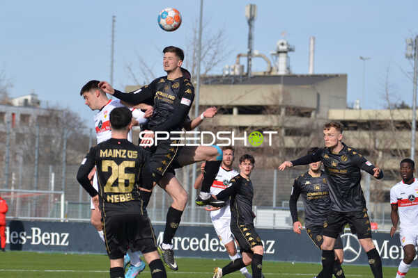 Fußball I Herren I Saison 2021-2022 I Regionalliga Südwest I 24. Spieltag I VfB Stuttgart II - 1. FSV Mainz 05 II I 12.02.2022 Erkan Eyibil (#10, VfB Stuttgart II) und Felix Königshaus (#14, 1. FSV Mainz 05 II) im Kopfballduell um den Ball
Ort: Stuttgart, Germany
Datum: 12.02.2022