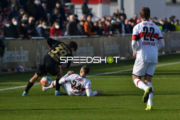 Fußball I Herren I Saison 2021-2022 I Regionalliga Südwest I 24. Spieltag I VfB Stuttgart II - 1. FSV Mainz 05 II I 12.02.2022 Grätsche von Falko Michel (#24, VfB Stuttgart II) gegen Ben Justus Bobzien (#39, 1. FSV Mainz 05 II), Sven Schipplock (#22, VfB Stuttgart II)
Ort: Stuttgart, Germany
Datum: 12.02.2022