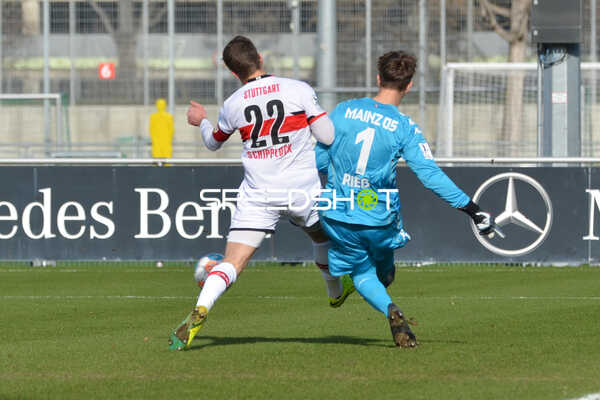 Fußball I Herren I Saison 2021-2022 I Regionalliga Südwest I 24. Spieltag I VfB Stuttgart II - 1. FSV Mainz 05 II I 12.02.2022 Sven Schipplock (#22, VfB Stuttgart II) und Lasse Finn Rieß (#1, 1. FSV Mainz 05 II) im Zweikampf um den Ball
Ort: Stuttgart, Germany
Datum: 12.02.2022