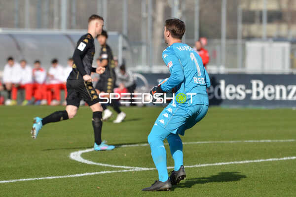 Fußball I Herren I Saison 2021-2022 I Regionalliga Südwest I 24. Spieltag I VfB Stuttgart II - 1. FSV Mainz 05 II I 12.02.2022 Lasse Finn Rieß (#1, 1. FSV Mainz 05 II) mit dem Ball in der Hand
Ort: Stuttgart, Germany
Datum: 12.02.2022