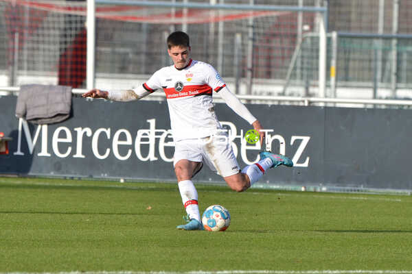 Fußball I Herren I Saison 2021-2022 I Regionalliga Südwest I 24. Spieltag I VfB Stuttgart II - 1. FSV Mainz 05 II I 12.02.2022 Flankenversuch von Lukas Laupheimer (#16, VfB Stuttgart II)
Ort: Stuttgart, Germany
Datum: 12.02.2022