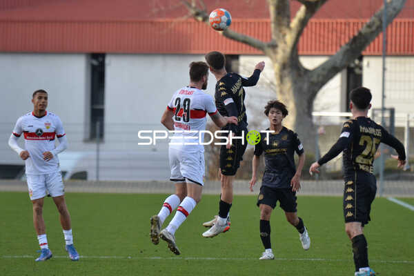 Fußball I Herren I Saison 2021-2022 I Regionalliga Südwest I 24. Spieltag I VfB Stuttgart II - 1. FSV Mainz 05 II I 12.02.2022 Kopfballduell zwischen Dominik Nothnagel (#29, VfB Stuttgart II) und Lukas Quirin (#7, 1. FSV Mainz 05 II)
Ort: Stuttgart, Germany
Datum: 12.02.2022