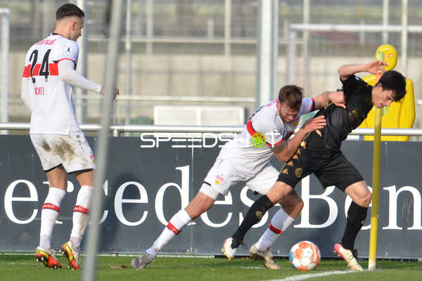 Fußball I Herren I Saison 2021-2022 I Regionalliga Südwest I 24. Spieltag I VfB Stuttgart II - 1. FSV Mainz 05 II I 12.02.2022 Kampf um die Eckfahne zwischen Dominik Nothnagel (#29, VfB Stuttgart II) und Kaito Mizuta (#25, 1. FSV Mainz 05 II)
Ort: Stuttgart, Germany
Datum: 12.02.2022