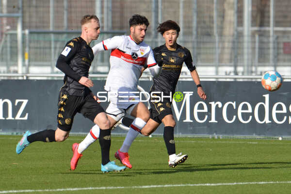 Fußball I Herren I Saison 2021-2022 I Regionalliga Südwest I 24. Spieltag I VfB Stuttgart II - 1. FSV Mainz 05 II I 12.02.2022 Laufduell zwischen Lilian Egloff (VfB Stuttgart II) und Felix Königshaus (#14, 1. FSV Mainz 05 II)
Ort: Stuttgart, Germany
Datum: 12.02.2022
