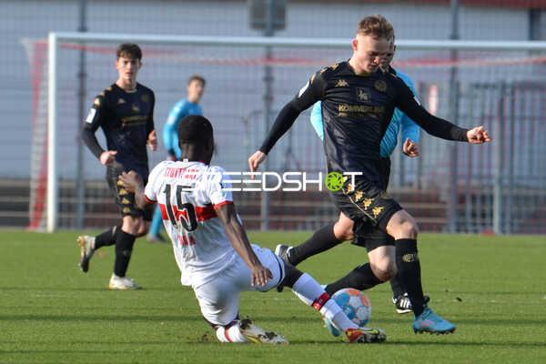 Fußball I Herren I Saison 2021-2022 I Regionalliga Südwest I 24. Spieltag I VfB Stuttgart II - 1. FSV Mainz 05 II I 12.02.2022 Grätsche von Clinton Lemere Mola (#15, VfB Stuttgart II) gegen Felix Königshaus (#14, 1. FSV Mainz 05 II)
Ort: Stuttgart, Germany
Datum: 12.02.2022
