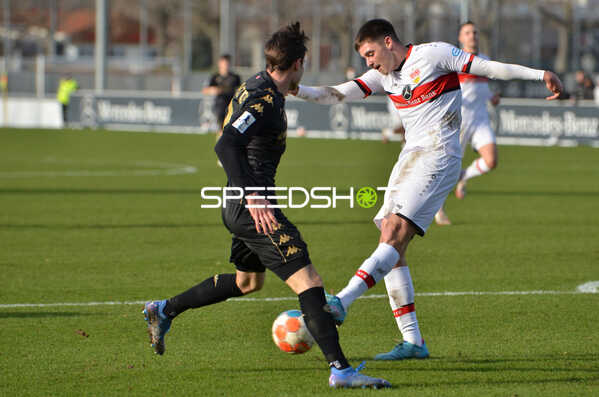 Fußball I Herren I Saison 2021-2022 I Regionalliga Südwest I 24. Spieltag I VfB Stuttgart II - 1. FSV Mainz 05 II I 12.02.2022 Abwehr befreiungsschlag von Paul Laupheimer (#16, VfB Stuttgart II)
Ort: Stuttgart, Germany
Datum: 12.02.2022