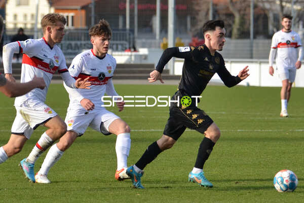 Fußball I Herren I Saison 2021-2022 I Regionalliga Südwest I 24. Spieltag I VfB Stuttgart II - 1. FSV Mainz 05 II I 12.02.2022 Dribbling von Niklas Trauer (#30, 1. FSV Mainz 05 II) gegen Clinton Lemere Mola (#15, VfB Stuttgart II) und Dominik Nothnagel (#29, VfB Stuttgart II)
Ort: Stuttgart, Germany
Datum: 12.02.2022