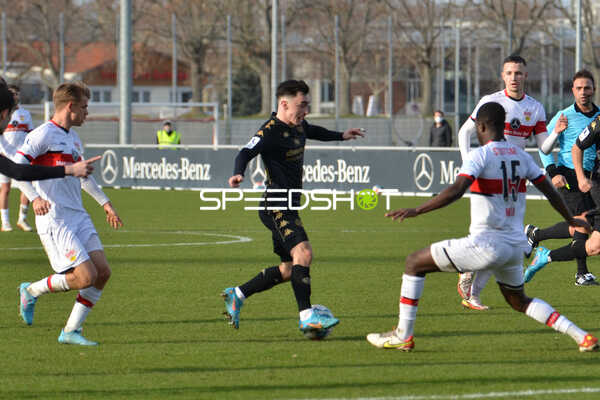 Fußball I Herren I Saison 2021-2022 I Regionalliga Südwest I 24. Spieltag I VfB Stuttgart II - 1. FSV Mainz 05 II I 12.02.2022 Dribbling von Niklas Trauer (#30, 1. FSV Mainz 05 II) gegen Clinton Lemere Mola (#15, VfB Stuttgart II)
Ort: Stuttgart, Germany
Datum: 12.02.2022