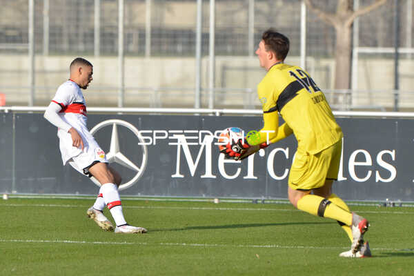 Fußball I Herren I Saison 2021-2022 I Regionalliga Südwest I 24. Spieltag I VfB Stuttgart II - 1. FSV Mainz 05 II I 12.02.2022 Florian Schock bei Ballanahme(#12, VfB Stuttgart II)
Ort: Stuttgart, Germany
Datum: 12.02.2022