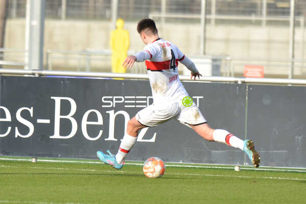 Fußball I Herren I Saison 2021-2022 I Regionalliga Südwest I 24. Spieltag I VfB Stuttgart II - 1. FSV Mainz 05 II I 12.02.2022 Flanke von Jakov Suver (#4, VfB Stuttgart II)
Ort: Stuttgart, Germany
Datum: 12.02.2022