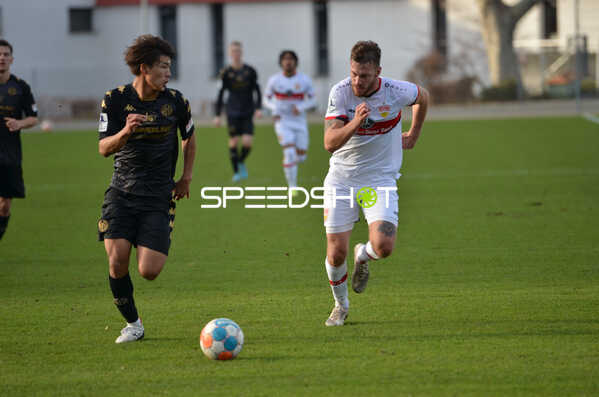 Fußball I Herren I Saison 2021-2022 I Regionalliga Südwest I 24. Spieltag I VfB Stuttgart II - 1. FSV Mainz 05 II I 12.02.2022 Laufduell zwischen Lukas Laupheimer (#16, VfB Stuttgart II) und Kaito Mizuta (#25, 1. FSV Mainz 05 II)
Ort: Stuttgart, Germany
Datum: 12.02.2022