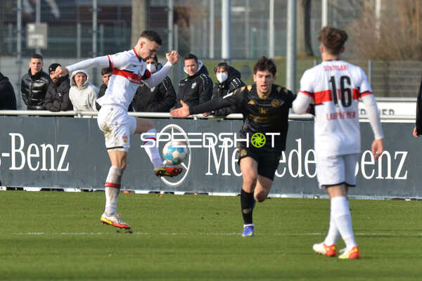 Fußball I Herren I Saison 2021-2022 I Regionalliga Südwest I 24. Spieltag I VfB Stuttgart II - 1. FSV Mainz 05 II I 12.02.2022 Ballanahme von Jakov Suver (#4, VfB Stuttgart II)
Ort: Stuttgart, Germany
Datum: 12.02.2022