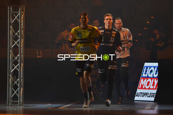 Handball I Herren I Saison 2021-2022 I Liquimoly Handball Bundesliga I 20. Spieltag I Rhein-Neckar Löwen - HC Erlangen I 12.02.2022 Andy Schmid (#2, Rhein-Neckar Löwen), Joel Birlehm (#35, Rhein-Neckar Löwen) und Nikolas Katsiginnis (#55, Rhein-Neckar Löwen) beim einlauf in die Halle
Ort: Mannheim, Germany
Datum: 12.02.2022