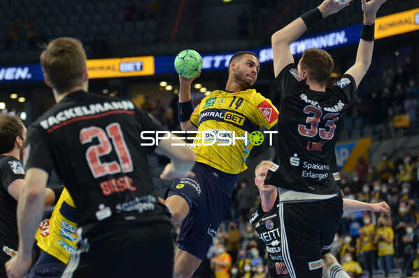 Handball I Herren I Saison 2021-2022 I Liquimoly Handball Bundesliga I 20. Spieltag I Rhein-Neckar Löwen - HC Erlangen I 12.02.2022 Wurf von Philipp Ahouansou (#19, Rhein-Neckar Löwen) gegen Nikolai Link (#33, HC Erlangen) zum 26:26 Ausgleichstreffer
Ort: Mannheim, Germany
Datum: 12.02.2022