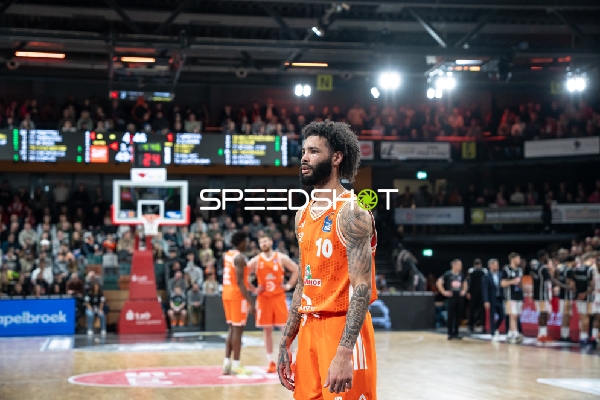 Tevin Brown (10; Rasta Vechta) auf dem Spielfeld