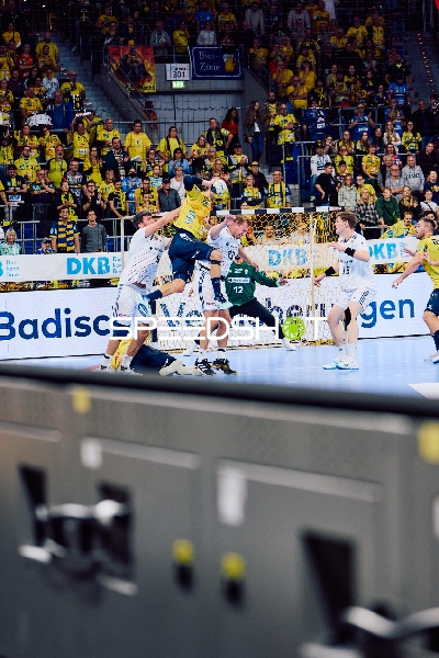 Ein Spieler des HSV Hamburg versucht, ein Tor gegen die Rhein Neckar Löwen zu erzielen.