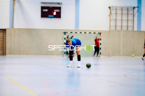 Spielerin von TV Edingen bereit zum Wurf