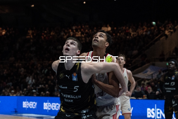 Spielaktion mit Oscar da Silva (1; FC Bayern Basketball) und Luka Ščuka (5; Basketball Löwen Braunschweig)