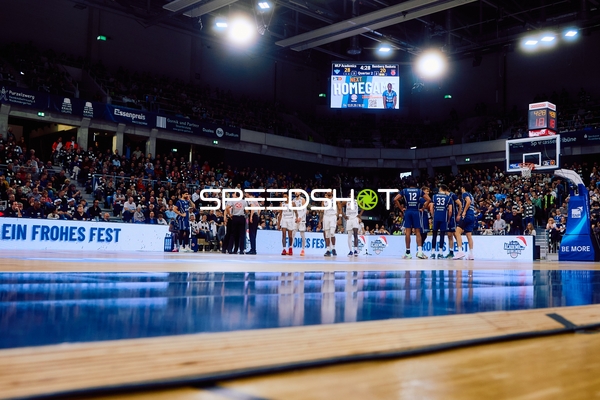 Spielunterbrechung, die Spieler stehen auf dem Spielfeld.