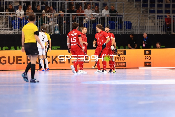 13; Schweiz und Teamkollegen im Gespräch