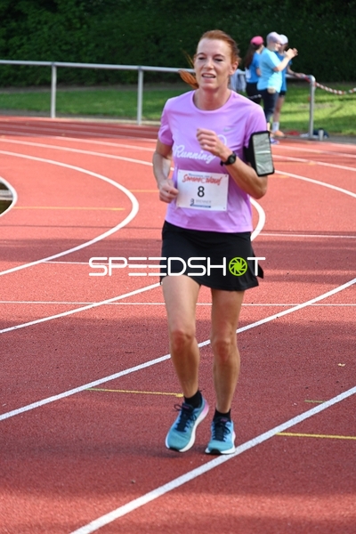 Läuferin mit Startnummer 8 auf der Bahn