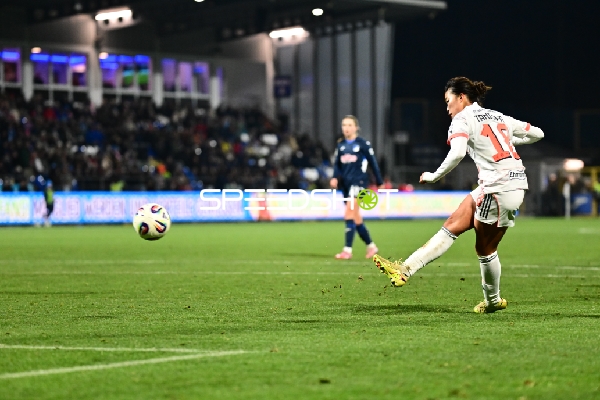 Schuss von Momoko Tanikawa (18; FC Bayern München)