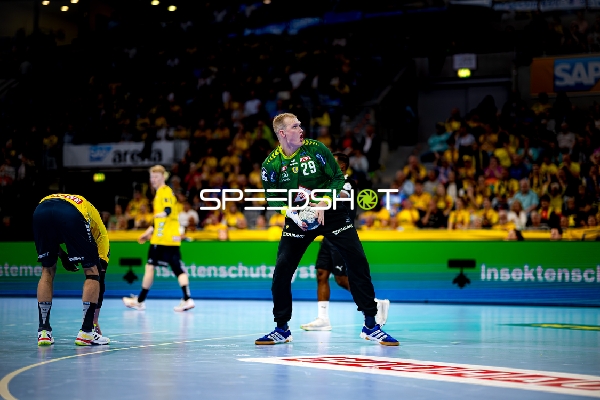 Torwart David Späth (29; Rhein Neckar Löwen) hält Ball