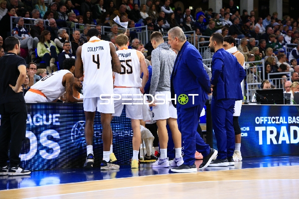 Timeout mit Kendal Coleman (4; Promitheas Patras Vikos Cola) und J.P. Macura (55; Promitheas Patras Vikos Cola)