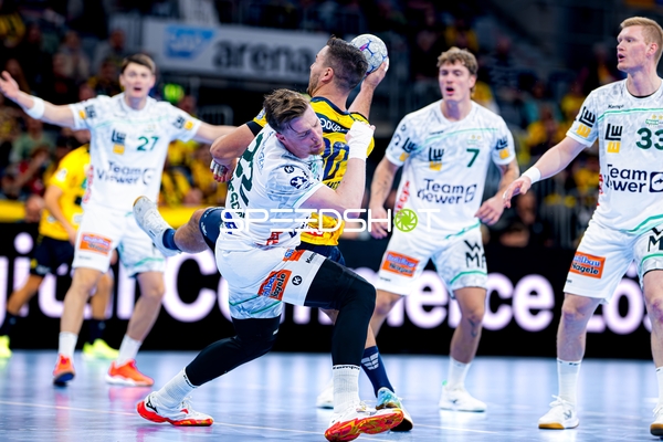 Zweikampf zwischen Ymir Gislason (33; FAG) und Erik Persson (22; FAG)