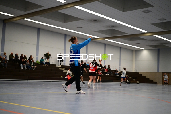 Torwart von TVE - Edinger Haie hebt den Arm