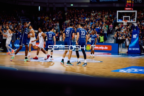 Spieler laufen zurück auf ihre Spielfeldpositionen.